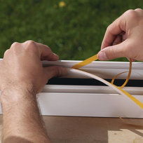 Zelfklevende tochtstrip raam