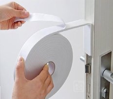 Zelfklevende tochtstrip deur